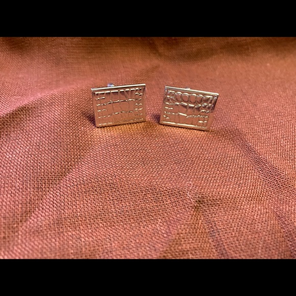 Silver-Toned Crocodile Patterned Cuff Links - Picture 1 of 3